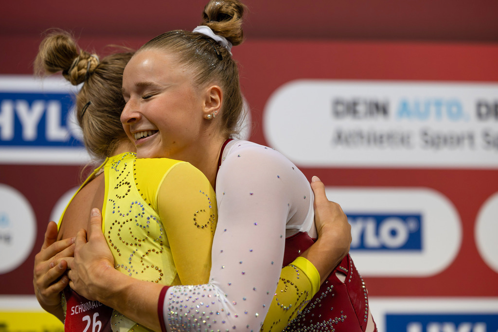 DM Finals 2026; Deutsche Meisterschaft im Gerätturnen 2026, Mehrkampf Frauen | DM Finals 2026; Deutsche Meisterschaft im Gerätturnen 2026, Mehrkampf Frauen***Karina Schönmaier und Silja Stöhr umarmen sich nach der Verkündung des Ergebnisses. Silja Stöhr wurde deutsche Meisterin im Mehrkampf - Realisiert mit Pictrs.com