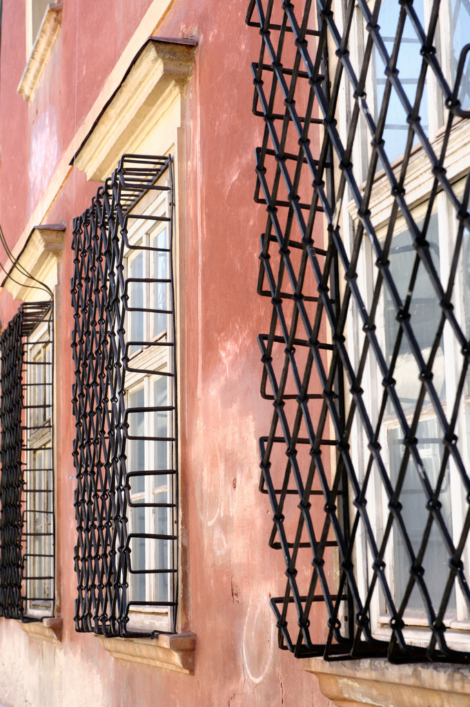 Hausfassade mit Fenster | Bratislava, Slowakei - March 03, 2012: Hausfassade mit Fenster. - Realisiert mit Pictrs.com