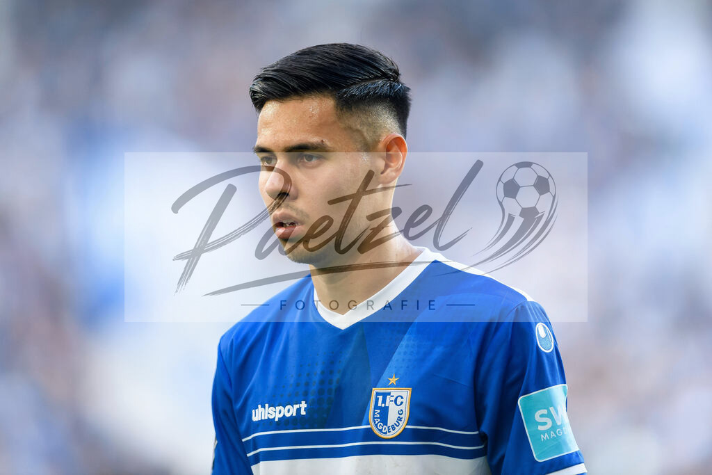 FCMFCK20210904_136 | Fussball, Herren: Raphael Obermair (1. FC Magdeburg) schaut beim Spiel der 3. Liga zwischen 1. FC Magdeburg und 1. FC Kaiserslautern in der MDCC-Arena am 04.09.2021 in Magdeburg, Deutschland.DFB / DFL REGULATIONS PROHIBIT ANY USE OF PHOTOGRAPHS AS IMAGE SEQUENCES AND/OR QUASI-VIDEO. - Realisiert mit Pictrs.com