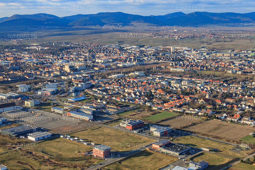 Luftbild: Gewerbegebiet Max-Planck-Straße, Liese-Meitner-Straße im Ortsteil Queichheim in Landau im Bundesland Rheinland-Pfalz in Deutschland. Foto: IMG_37156.jpg vom 22.01.2011 durch Werner Riehm/FLY-FOTO.deAuflösung des Originals: 4752 x 3168 px