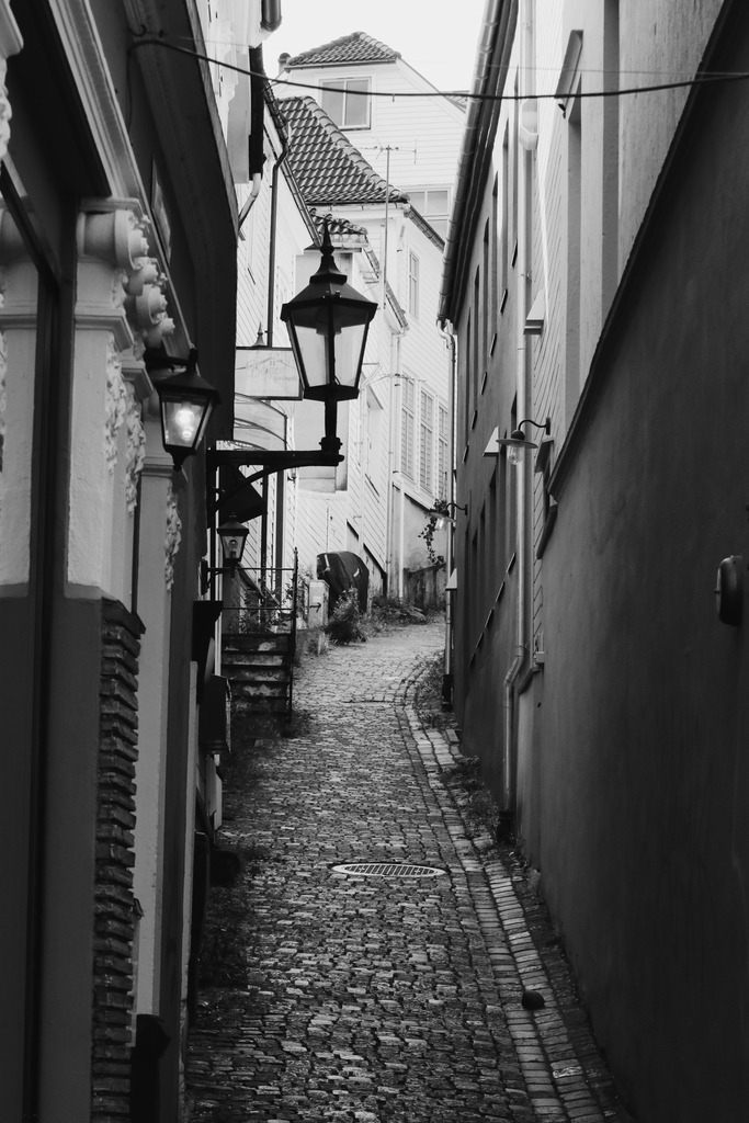 Enge Gasse in Arlesund | Landschaftsbilder-MV - Realisiert mit Pictrs.com