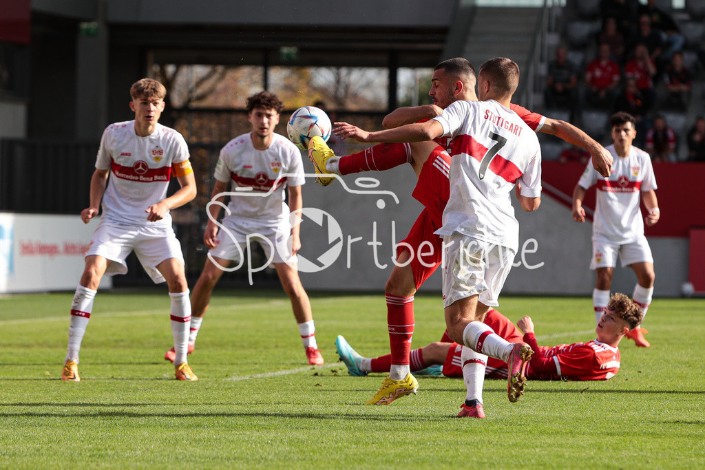 FC Bayern Muenchen U19 - VfB Stuttgart U19 | Arijon IBRAHIMOVIC (FCB #10) versucht einen Ball queer zu legen
