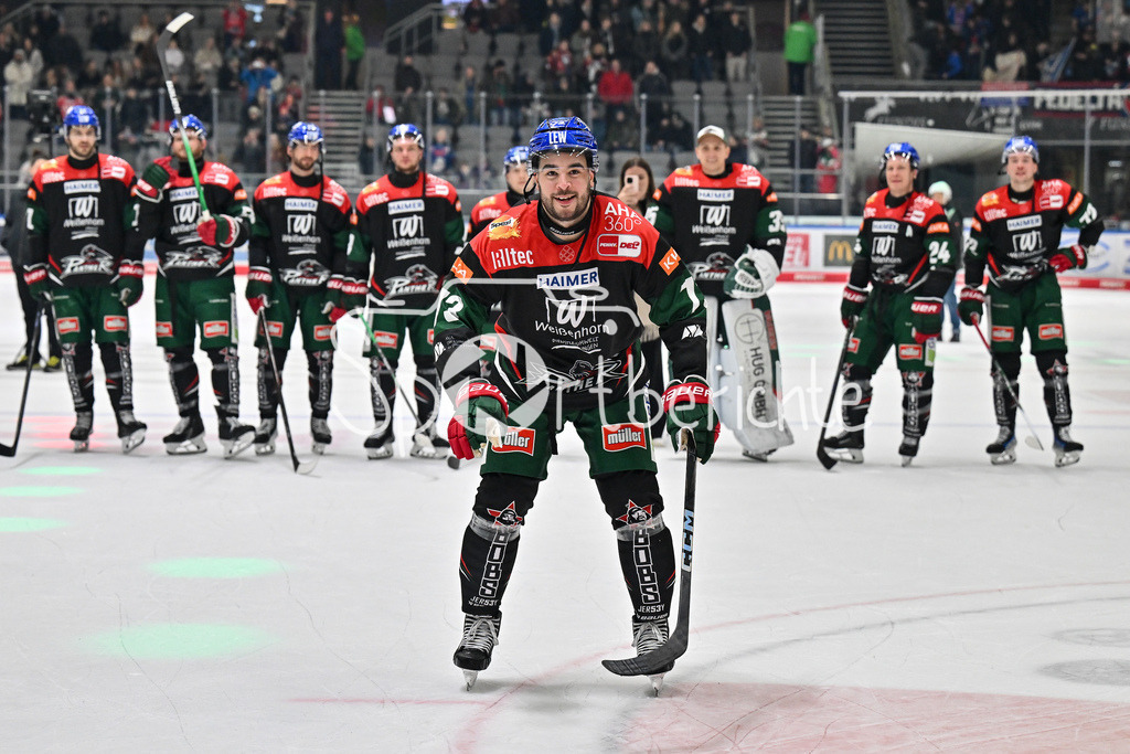 Augsburger Panther - Nürnberg Ice Tigers | Die Spieler der Panther feiern zusammen mit ihren Fans den Heimsieg gegen Nuernberg / DEL: Augsburger Panther - Nuernberg Ice Tigers, Curt Frenzel Stadion am 03.01.2025 / Nicholas BAPTISTE (Augsburger Panther 73)