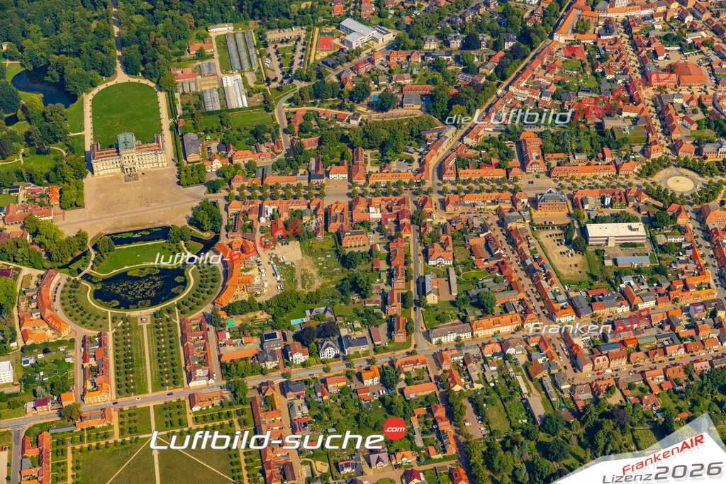 Übersichts Bild Ludwigslust - Die Luftaufnahme wurde 2025 vom UL-Flugzeug heraus erstellt ( keine Drohnenaufnahme ) - Hochauflösende Luftaufnahme - für Wandbilder und großformatige Ausdrucke geeignet. Das besondere Geschenk!Hier alle&nbsp;Infos zur Lizenzierung der LuftaufnahmeWir fliegen auch dieses Jahr wieder in Ihre Region um Luftbilder zu erstellen.- Luftbild anfragen