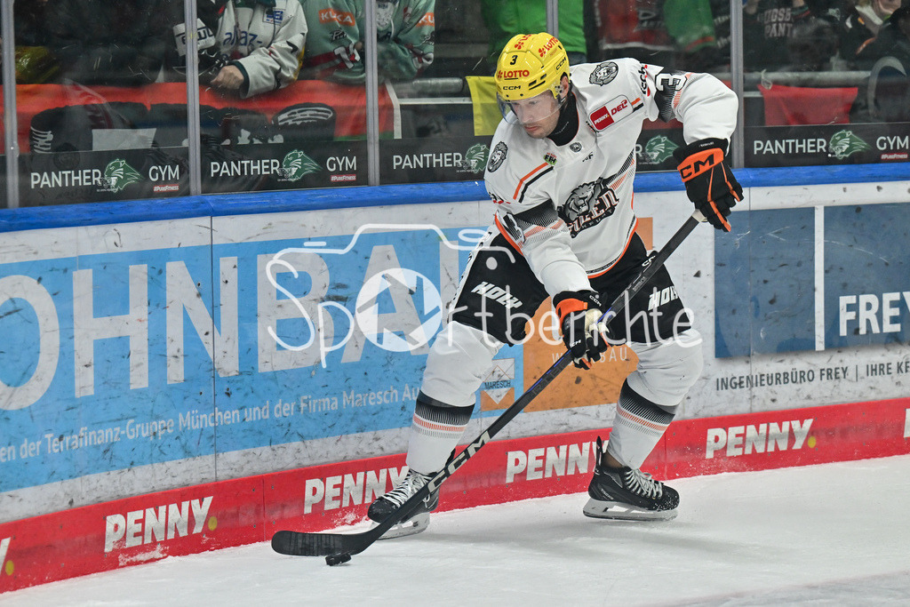 Augsburger Panther - Löwen Frankfurt  | am Puck Andrew WELINSKI (Loewen Frankfurt 3) / Freisteller / Einezlfoto / DEL: Augsburger Panther - Loewen Frankfurt, Curt Frenzel Stadion am 12.01.2025