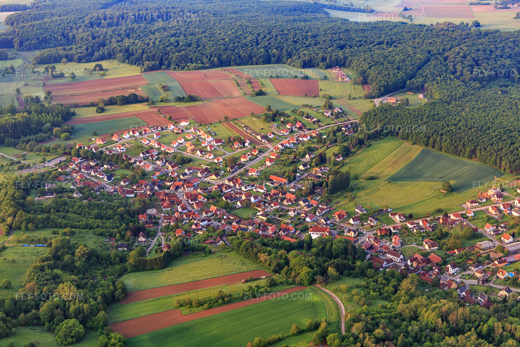 Aerial view: View of the town from the north in Lobsann in the state Bas-Rhin, France. – Photo: IMG_113968.jpg taken on 05/23/2019 by Werner Riehm/FLY-FOTO.com – Resolution of the original: 5472 x 3648 px