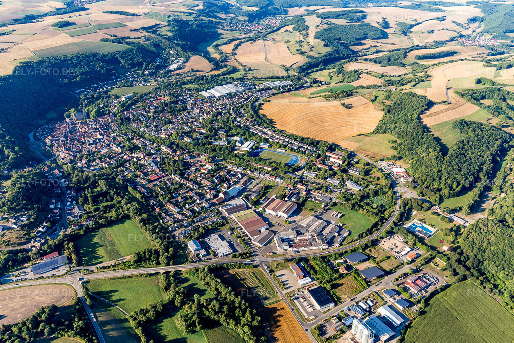 Luftbild: der von Hügeln umgebenen Tallandschaft der Glan in Meisenheim im Bundesland Rheinland-Pfalz in Deutschland. Foto: IMG_109863.jpg vom 06.08.2018 durch Werner Riehm/FLY-FOTO.de