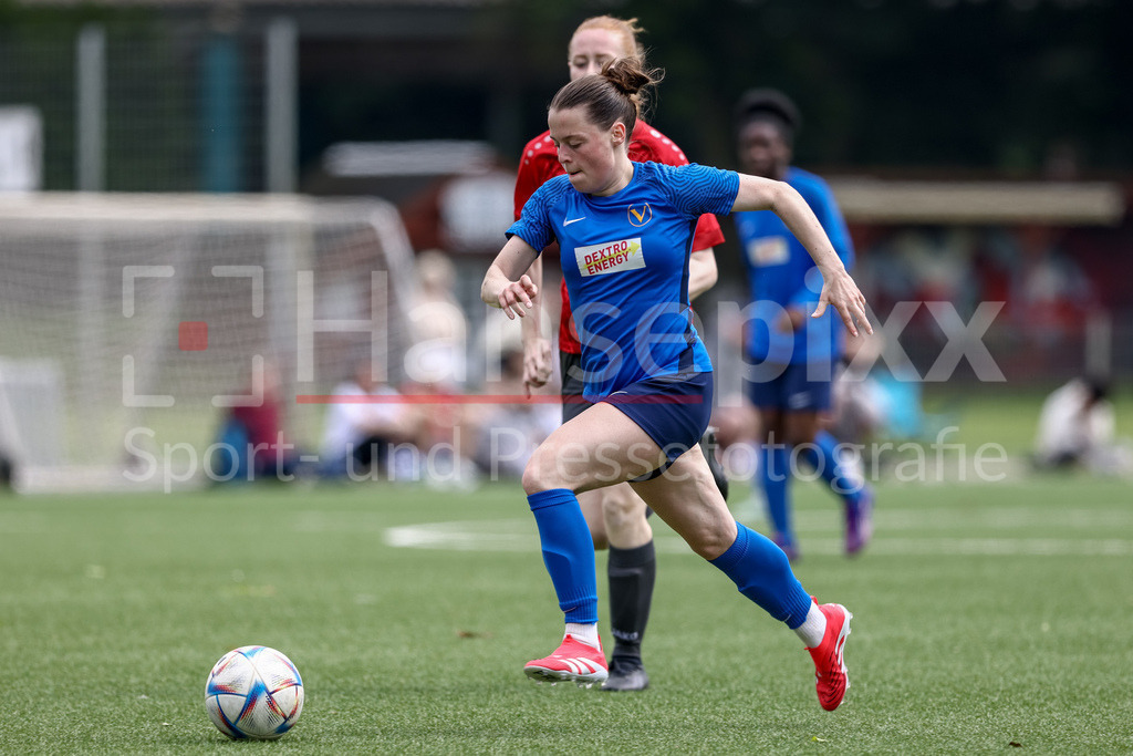 Fussball, Aufstiegsrunde Regionalliga Nord Frauen, FC Union 60 - SC Victoria Hamburg | Celine Witt (SC Victoria Hamburg, 9) am Ball, Einzelbild, Ganzkörper, Aktion, Action, Spielszene