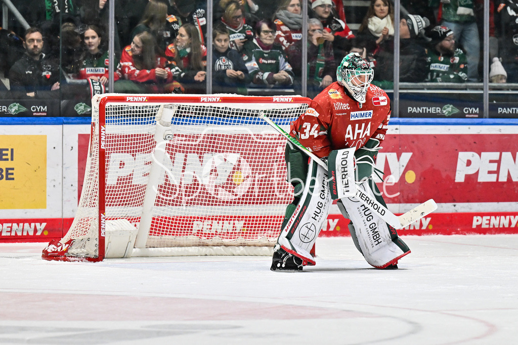 Augsburger Panther - Nürnberg Ice Tigers | AUGSBURG, GERMANY - 23. DECEMBER: im Bild Michael GARTEIG (Augsburger Panther 34 / Einzelfoto / Freisteller während dem Match zwischen den Augsburger Panthern und den Nürnberg Ice Tigers am 31. Spieltag der Penny DEL im Curt Frenzel Stadion