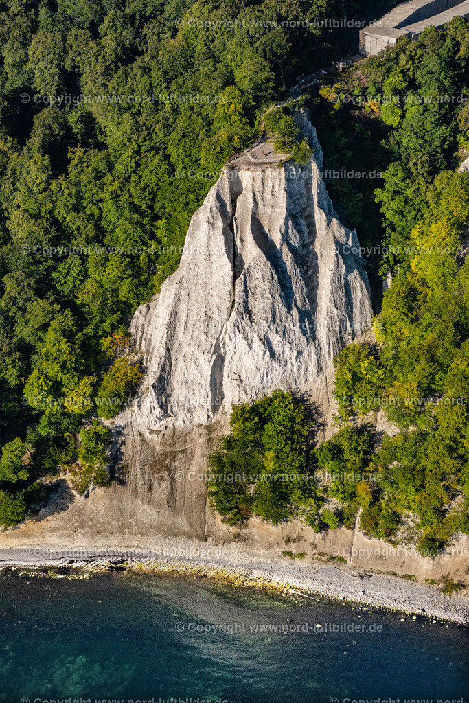 Rügen_Kreidefelsen_Königsstuhl_ELS_7039100822 | LOHME 10.08.2022 Felsen- Küsten- Landschaft an der Steilküste - Kreidefelsen Königstuhl - in Lohme an der Ostseeküste im Bundesland Mecklenburg-Vorpommern, Deutschland. Weiterführende Informationen bei: Nationalpark-Zentrum KÖNIGSSTUHL Sassnitz gemeinnützige GmbH. // Rock Coastline on the cliffs - Kreidefelsen Koenigstuhl - in Lohme at the baltic sea coast in the state Mecklenburg - Western Pomerania, Germany. Further information at: Nationalpark-Zentrum KOeNIGSSTUHL Sassnitz gemeinnuetzige GmbH. Foto: Martin Elsen