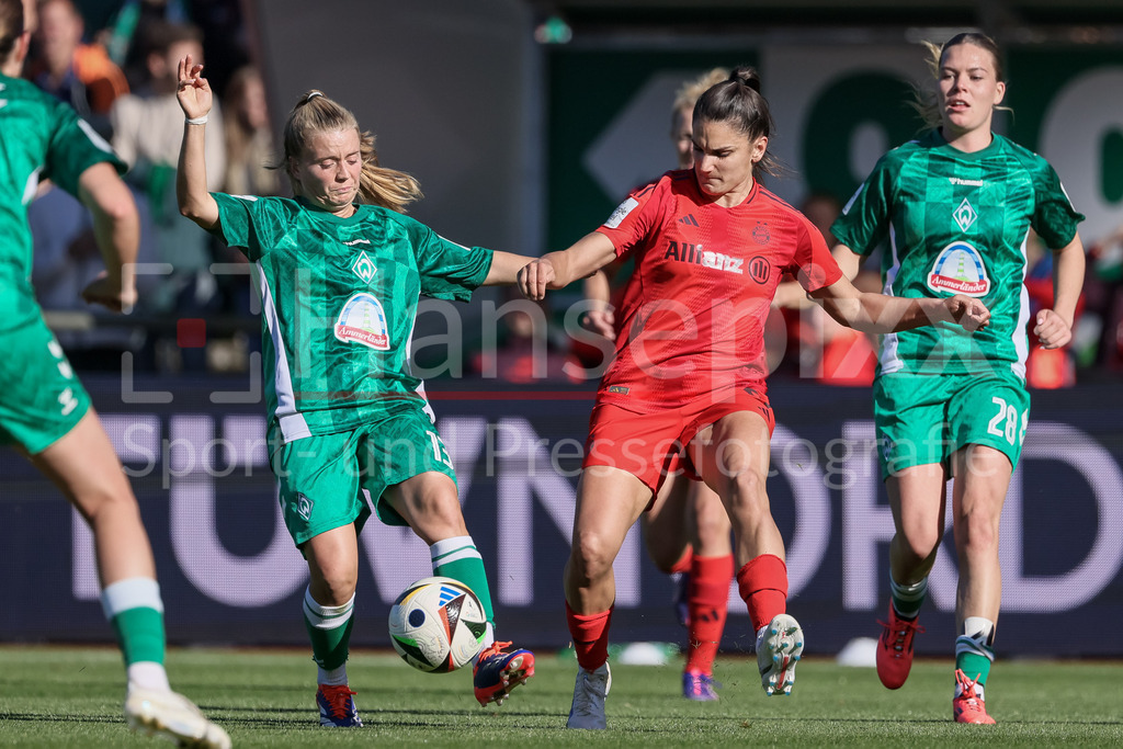 Fussball, Google Pixel Frauen-Bundesliga, SV Werder Bremen - FC Bayern München | v.li.: Ricarda Walkling (SV Werder Bremen, 13) und Jovana Damnjanovic (FC Bayern München, 9) im Zweikampf, Duell, Dynamik, Aktion, Action, Spielszene, DIE DFB-RICHTLINIEN UNTERSAGEN JEGLICHE NUTZUNG VON FOTOS ALS SEQUENZBILDER UND/ODER VIDEOÄHNLICHE FOTOSTRECKEN. DFB REGULATIONS PROHIBIT ANY USE OF PHOTOGRAPHS AS IMAGE SEQUENCES AND/OR QUASI-VIDEO.