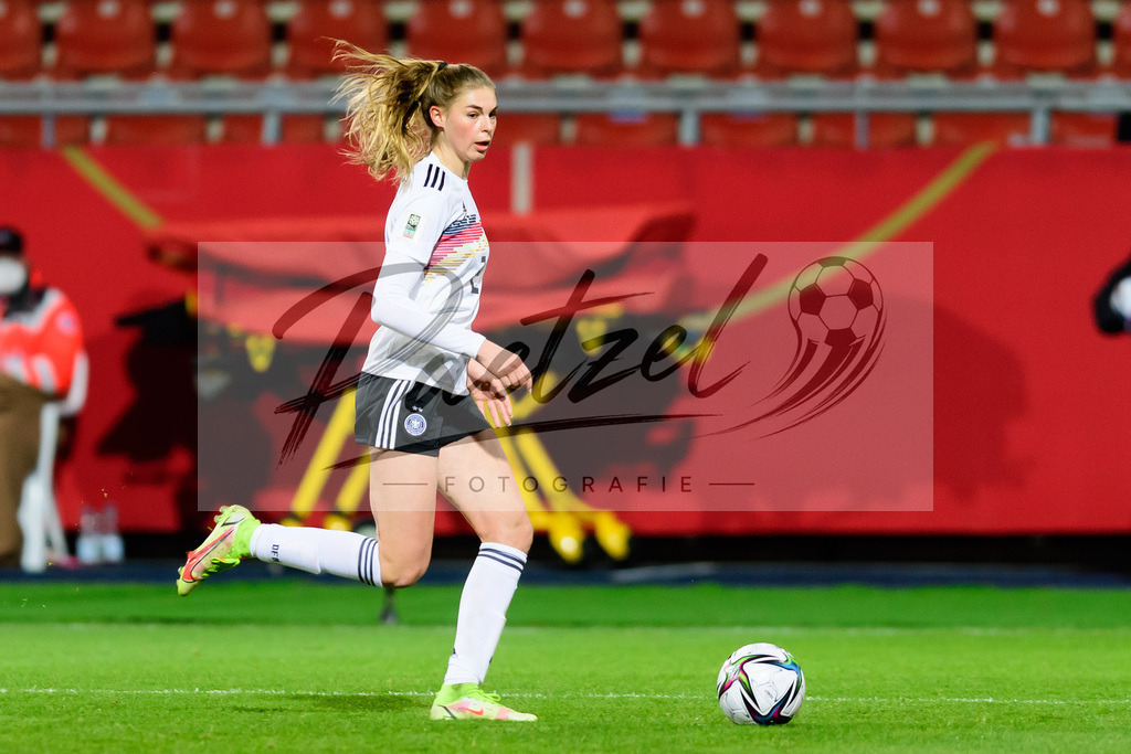 GERTUR20211126_185 | Fussball, Frauen: Klara Buehl (Germany) in Aktion, am Ball, Einzelaktion bei dem Spiel der WM-Qualifikation zwischen Deutschland und Tuerkei im Eintracht-Stadion am 26.11.2021 in Braunschweig, Deutschland. - Realisiert mit Pictrs.com