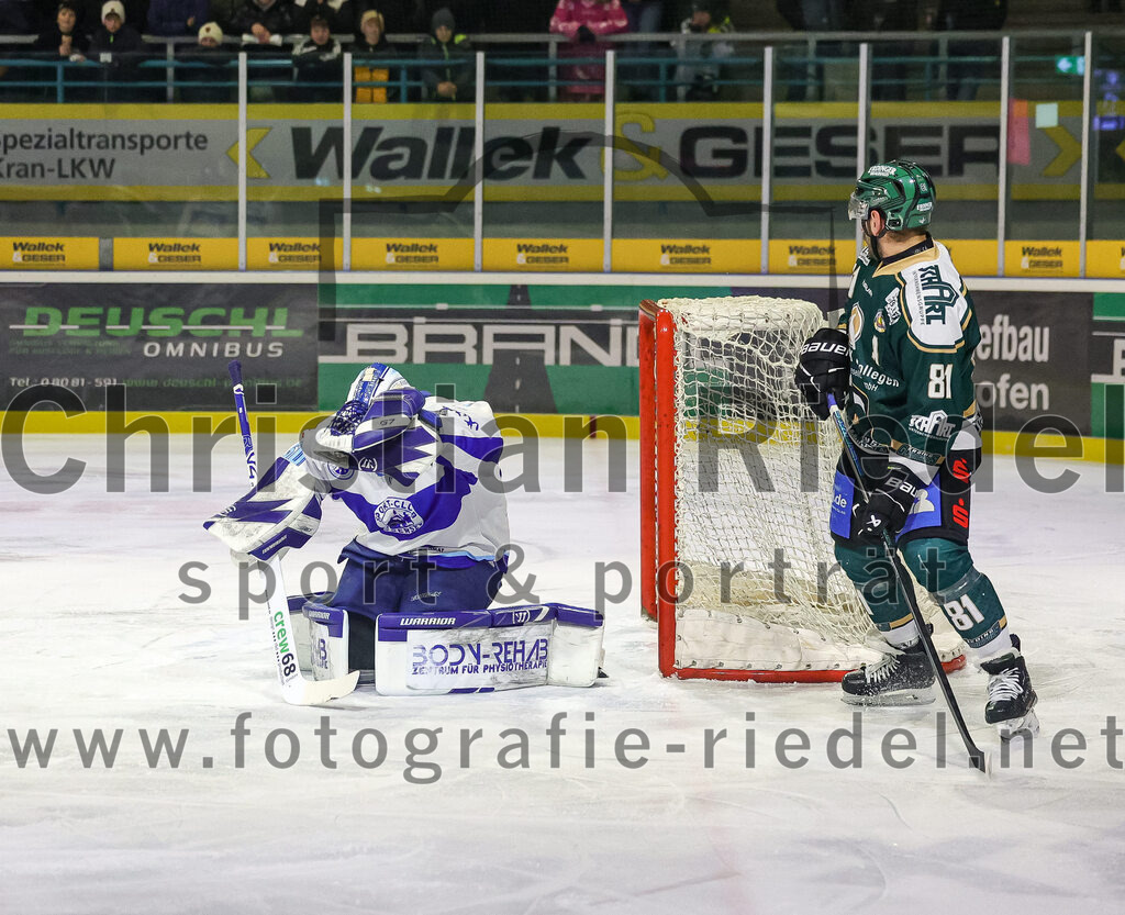 2026-01-23_026_TSV_Erding_gegen_SC_Riessersee | Erding, Deutschland, 23.01.2026:Eishockey, Oberliga Süd 2025 / 2026, 40. Spieltag, TSV Erding gegen SC Riessersee, Endergebnis: 6:5 n.V.Torwart Andreas Mechel (SC Riessersee, #50), Maximilian Forster (Erding Gladiators, #81)Foto: Christian Riedel / fotografie-riedel.net