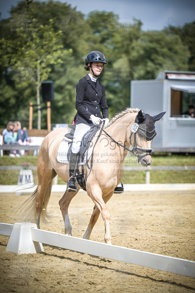 DOS_4296 | Entdecke hochwertige Reitturnierfotos von Foto Oger. Professionell, emotional und authentisch – jetzt Lieblingsmomente im Shop bestellen. - Realisiert mit Pictrs.com