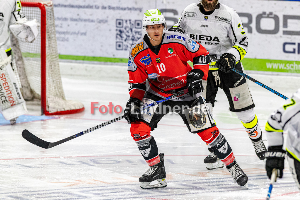 TSV Peißenberg Miners vs ERSC Amberg Wild Lions | Eishockey Bayernliga 2023/2024, TSV Peißenberg Miners vs ERSC Amberg Wild Lions,
Jakob HEIGL (Miners 10) in Aktion,
2023-10-27 in Peißenberg (Eisstadion)
10 Jakob HEIGL (Miners 10)
Copyright: WolfgangxLindner foto-lindner.de