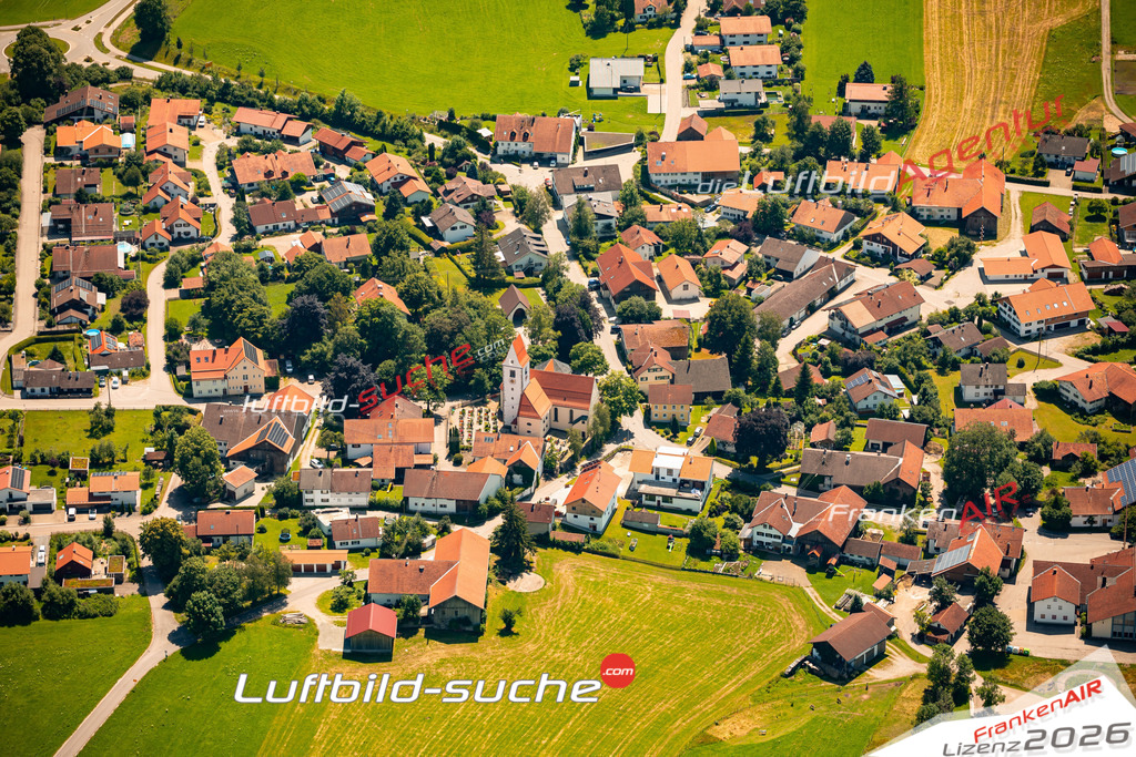 Das Luftbild zeigt : Oberthingau Unterthingau - Die Luftaufnahme wurde 2024 vom UL-Flugzeug aus erstellt ( keine Drohne ) - Hochauflösende Luftaufnahme - Für grossformatige Ausdrucke geeignet. Die Geschenkidee !Mit Lizenz und Bildrechte bestellbar