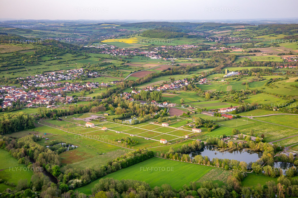 Luftbild: Europäischer Kulturpark Bliesbruck-Reinheim Informationszentrum mit Römische Taverne , Gallo-römische Villa von Reinheim und Keltischer Farm im Ortsteil Reinheim in Gersheim im Bundesland Saarland in Deutschland. Foto: IMG_140475.jpg vom 30.04.2024 durch Werner Riehm/FLY-FOTO.deAuflösung des Originals: 5472 x 3648 pxWWW.EUROPAEISCHER-KULTURPARK.DE