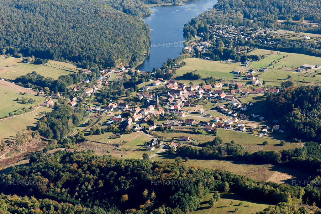 Aerial view: Lake shore areas of the Etang de Haspelschiedt in Haspelschiedt in the state Moselle, France. – Photo: IMG_095187.jpg taken on 10/16/2016 by Werner Riehm/FLY-FOTO.com – Resolution of the original: 5472 x 3648 px