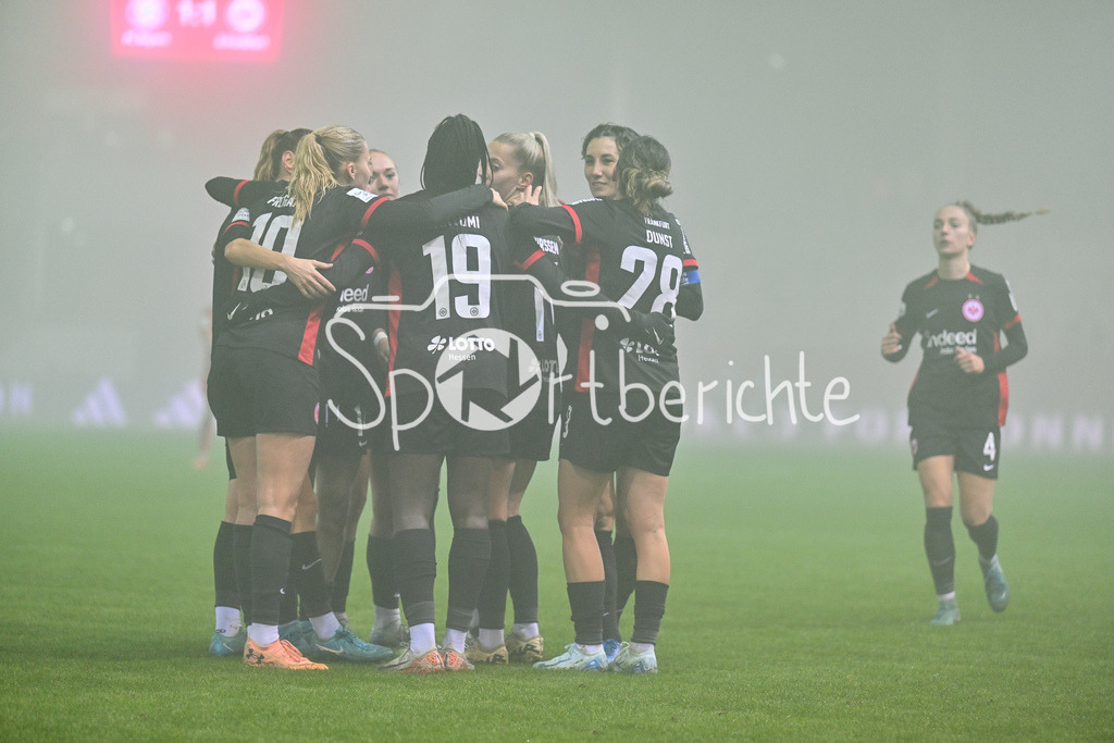 FC Bayern München Frauen - SG Eintracht Frankfurt Frauen | Jubel nach dem Treffer zum 1-1 durch Etonam Nicole ANYOMI (Eintracht Frankfurt Frauen 19) / freude / happy / Tor / Torschuetzin / Google Pixel Frauen Bundesliga: FC Bayern Muenchen - Eintracht Frankfurt, FC Bayern Campus am 04.11.2024