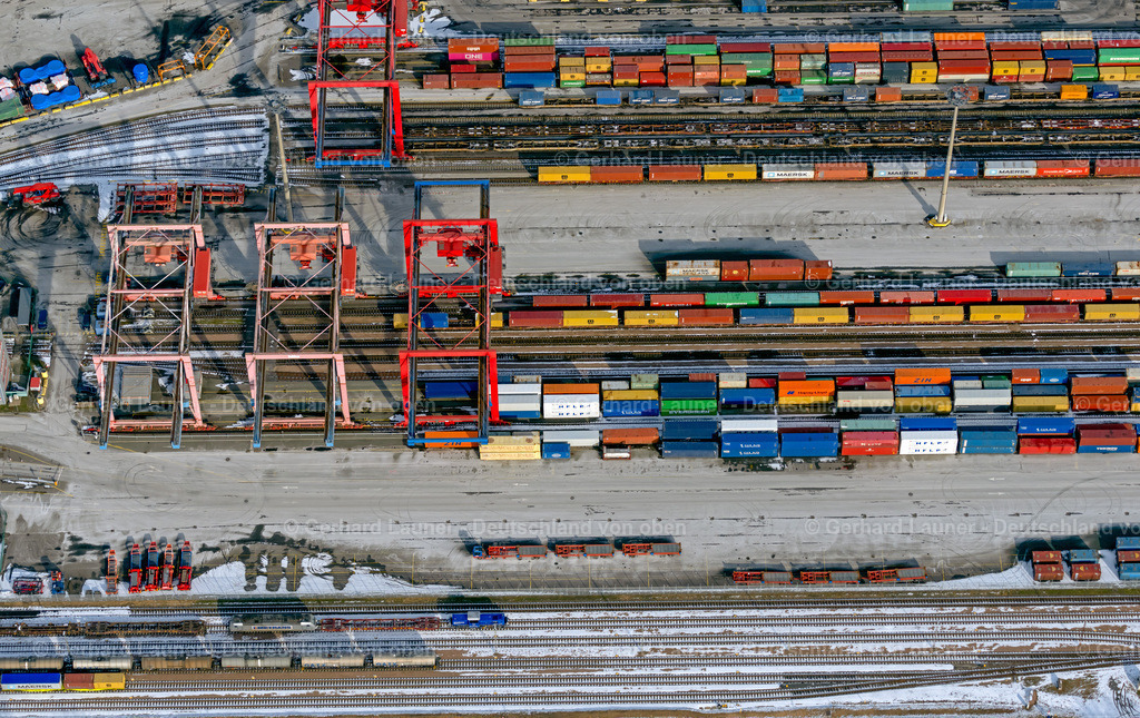 4044652 | HAMBURG 14.02.2021 Containerterminal im Containerhafen des Überseehafen Hamburg in Hamburg, Deutschland. // Container Terminal in the port of the international port Hamburg in Hamburg, Germany. Foto: Gerhard Launer