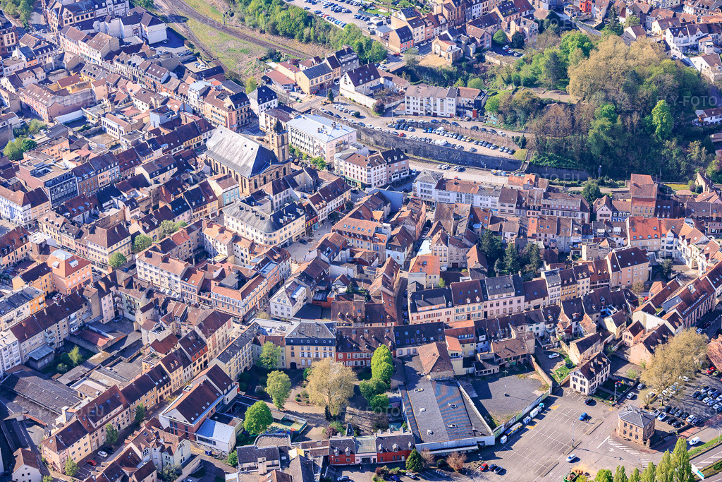 Vue aérienne: Place du marché et église Saint-Nicolas à Saargemünd dans le département Moselle, France.Photo: IMG_154965.jpg prise le 18/04/2026 par Werner Riehm/FLY-FOTO.euRésolution de l'original: 6000 x 4000 pxCommunauté de paroisses de Sarreguemines – paroisses de Sarreguemines, Saint-Nicolas, Sacré-Cœur, Saint-Denis, Saint-Walfried, Sainte-Barbe
