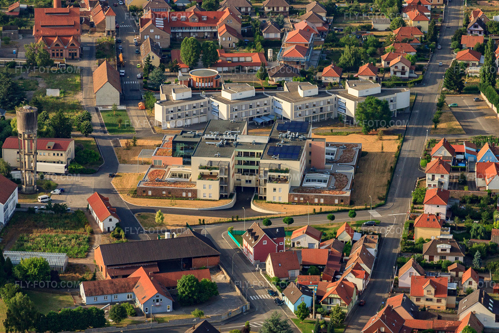 Aerial view: Rue de Hahnhofen in Bischwiller in the state Bas-Rhin, France. – Photo: IMG_30386.jpg taken on 07/09/2010 by Werner Riehm/FLY-FOTO.com – Resolution of the original: 4752 x 3168 px