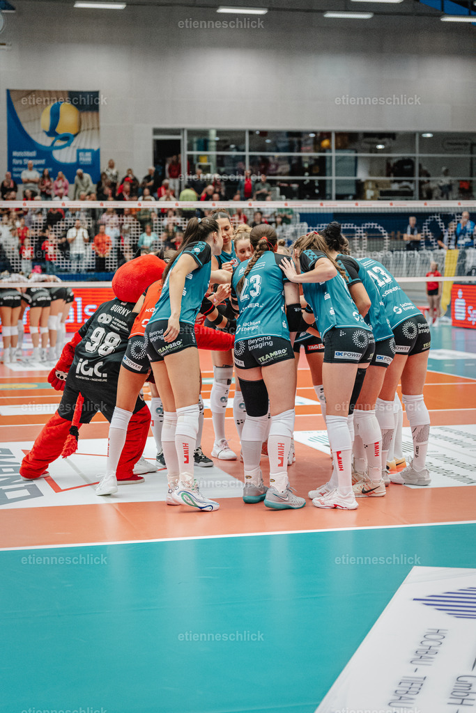 Dresdner SC - Binder Blaubären TSV Flacht, DEKRA 1. Bundesliga Frauen, Volleyball | Im Bild: Spielstart Teamkreis Dresdner SC24.10.2026, Dresdner SC -  Binder Blaubären TSV Flacht, DEKRA 1. Bundesliga Frauen, Volleyball, Deutschland, Dresden, Cyberport Arena