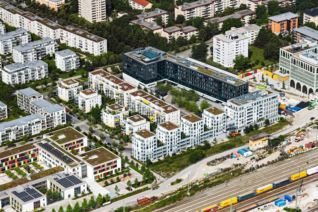 dr__0071885.jpg | MüNCHEN 12.08.2021 Bürogebäude des Verwaltungs- und Geschäftshauses Hirschgarten Forum an der Friedenheimer Brücke im Ortsteil Neuhausen-Nymphenburg in München im Bundesland Bayern, Deutschland. Weiterführende Informationen bei: Union Investment Real Estate GmbH. // Office building Hirschgarten Forum on Friedenheimer Bruecke in the district Neuhausen-Nymphenburg in Munich in the state Bavaria, Germany. Further information at: Union Investment Real Estate GmbH. Foto: Daniel Reiter