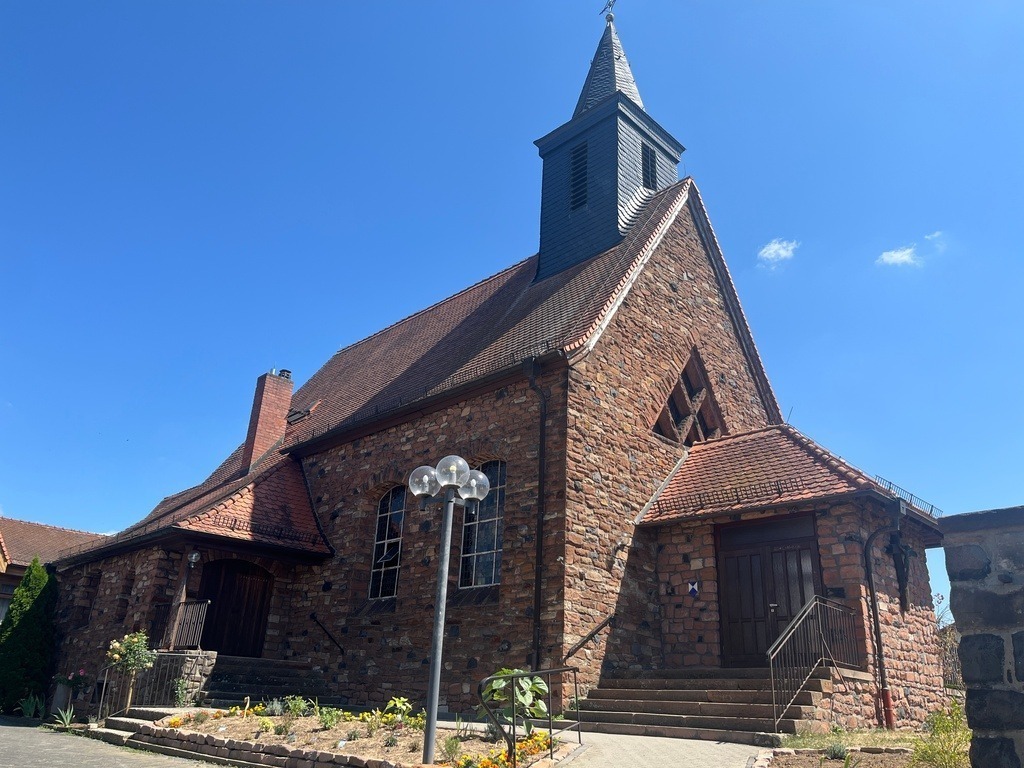 Kirche - Stockheim | Vor 100 Jahren schrieben verzweifelte Katholiken einen Brief an das Bonifatiuswerk in Paderborn. Der „Hilferuf aus der oberhessischen Diaspora“ beklagte das Fehlen eines geeigneten Versammlungsortes. Bereits ein Jahr später wurde die Pfarrkirche St. Judas Thaddäus in Stockheim eingeweiht. Diese „Wohnung Gottes unter den Menschen“ ist auch fernab des Gottesdienstes einen Besucht Wert. - Realisiert mit Pictrs.com