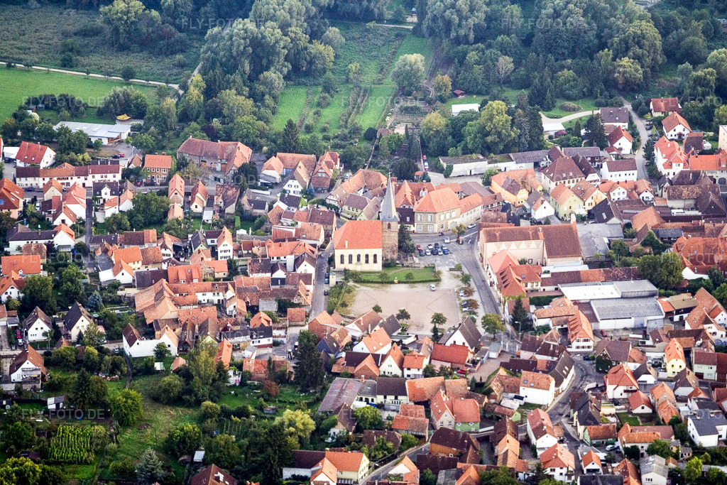 Luftbild: Dorf - Ansicht in der Pfalz im Ortsteil Godramstein in Landau im Bundesland Rheinland-Pfalz in Deutschland. Foto: IMG_4042.jpg vom 23.09.2006 durch Werner Riehm/FLY-FOTO.de