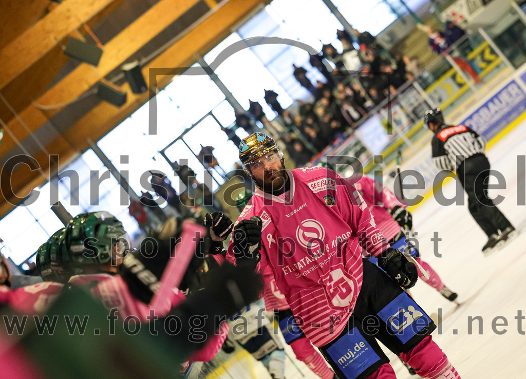 2025-10-05_051_TSV_Erding_gegen_Heilbronner_Falken | Erding, Deutschland, 05.10.2025:Eishockey, Oberliga Süd 2025 / 2026, 6. Spieltag, TSV Erding gegen Heilbronner Falken, Endergebnis: 3:1Jubel nach dem 1:0 durch Marc Schmidpeter (Erding Gladiators, #33)Marc Schmidpeter (Erding Gladiators, #33)Foto: Christian Riedel / fotografie-riedel.net
