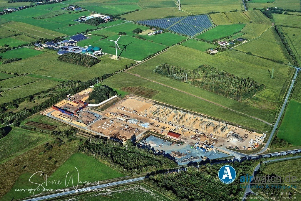 Luftbild Umspannwerk Husum/Nord - Neben den Transformatoren umfasst ein Umspannwerk Schaltanlagen, Sammelschienen und Schutz- sowie Leittechnik | Neben den Transformatoren umfasst ein Umspannwerk Schaltanlagen, Sammelschienen und Schutz- sowie Leittechnik, die den sicheren und zuverlässigen Betrieb gewährleisten. Diese Anlagen sind entscheidend für die Verteilung von elektrischer Energie, da sie die Verbindung zwischen Großkraftwerken, regenerativen Erzeugungsanlagen und den Verbrauchern herstellen.