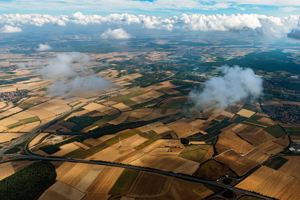 dr__0097410.jpg | BIEBELRIED 25.08.2022 Wetterlage mit Wolkenbildung in Biebelried im Bundesland Bayern, Deutschland. 