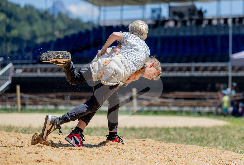 SchwyzerJung2026_00028 | Die Schwinger des Schwyzer Kantonalen Schwingerverbandes: Fotos, die Dynamik und Leidenschaft festhalten, sowie emotionale Momente aus dem traditionellen Schwingsport zeigen. - Realisiert mit Pictrs.com