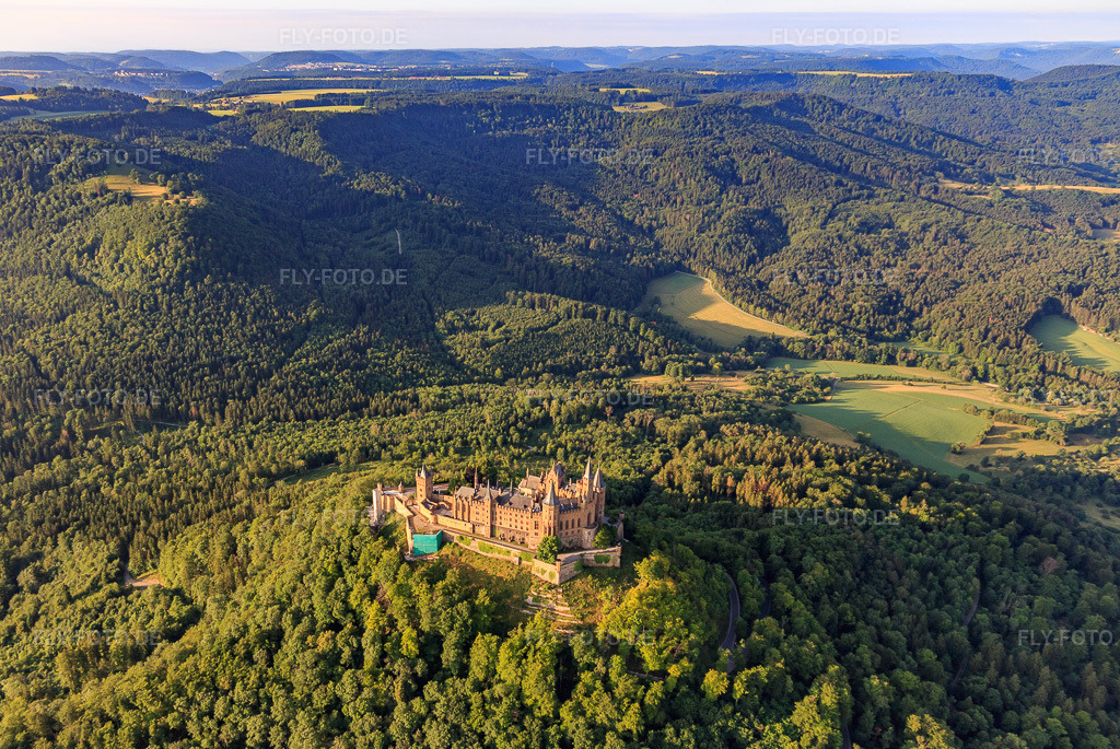 Luftbild: Burg Hohenzollern von Norden im Ortsteil Zimmern in Bisingen im Bundesland Baden-Württemberg in Deutschland.Foto: IMG_148877.jpg vom 28.06.2025 durch Werner Riehm/FLY-FOTO.deAuflösung des Originals: 4867 x 3256 pxBURG-HOHENZOLLERN.COM