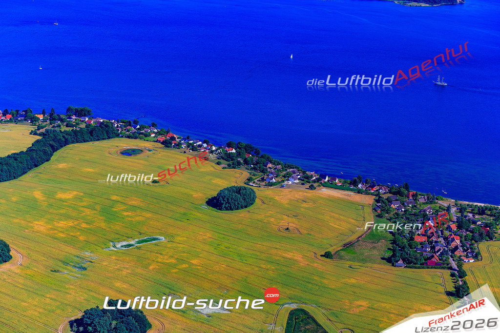 Die Luftbildaufnahme Neuendorf - Rügen wurde 2018 mittels Flugzeug (keine Drohne) erstellt. Perfekte Schärfe und Druck- Auflösung- Garantiert!