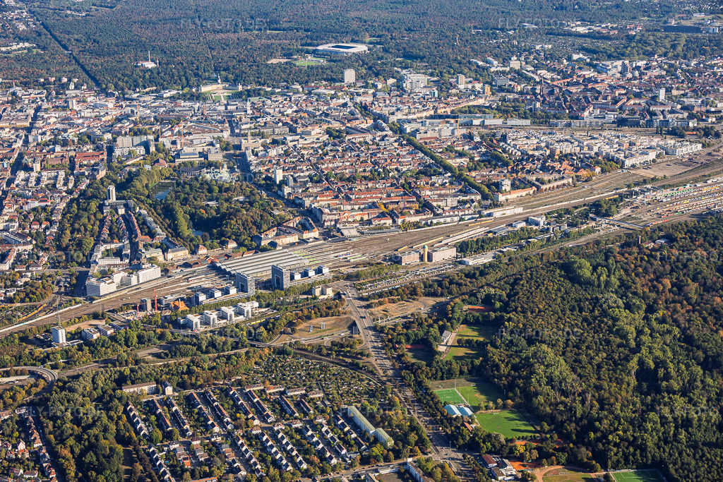 Luftbild: Stadtansicht aus Süden von B10/Südtangente über Hauptbahnhof Karlsruhe und Stadtgarten bis zum Schloss und Wildparkstadion im Ortsteil Südweststadt in Karlsruhe im Bundesland Baden-Württemberg in Deutschland. – Foto: IMG_159624.jpg vom 27.09.2026 durch Werner Riehm/FLY-FOTO.de – Auflösung des Originals: 5842 x 3895 px
