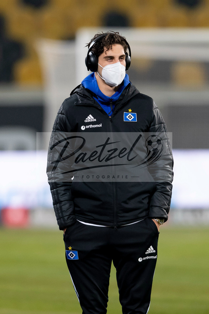 SGDHSV20220114_009 | Fussball, Herren: Ludovit Reis (Hamburger SV) schaut bei dem Spiel der 2. Bundesliga zwischen SG Dynamo Dresden und Hamburger SV im Rudolf-Harbig-Stadion am 14.01.2022 in Dresden, Deutschland.DFB / DFL REGULATIONS PROHIBIT ANY USE OF PHOTOGRAPHS AS IMAGE SEQUENCES AND/OR QUASI-VIDEO. - Realisiert mit Pictrs.com