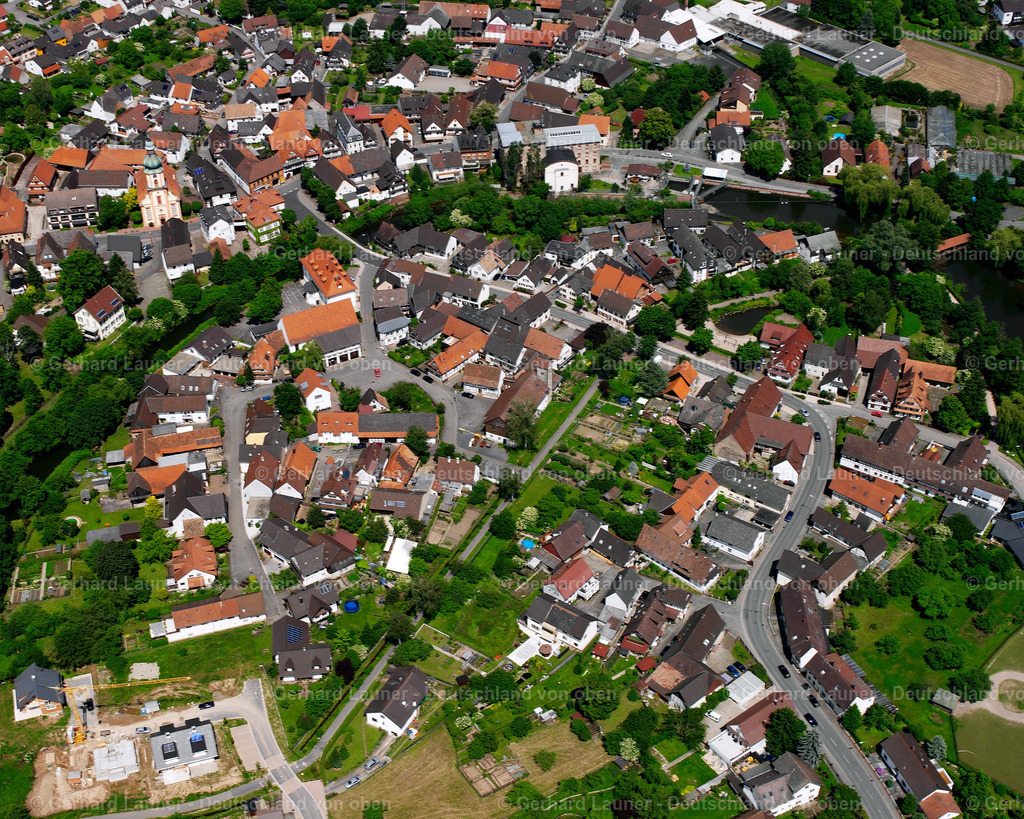 2626421 | WILLSTäTT 09.06.2006 Landwirtschaftliche Nutzflächen und Feldgrenzen  umsäumen das Siedlungsgebiet des Dorfes in Willstätt im Bundesland Baden-Württemberg, Deutschland // Agricultural land and field boundaries surround the settlement area of the village  in Willstätt in the state Baden-Wuerttemberg, Germany Foto: Gerhard Launer