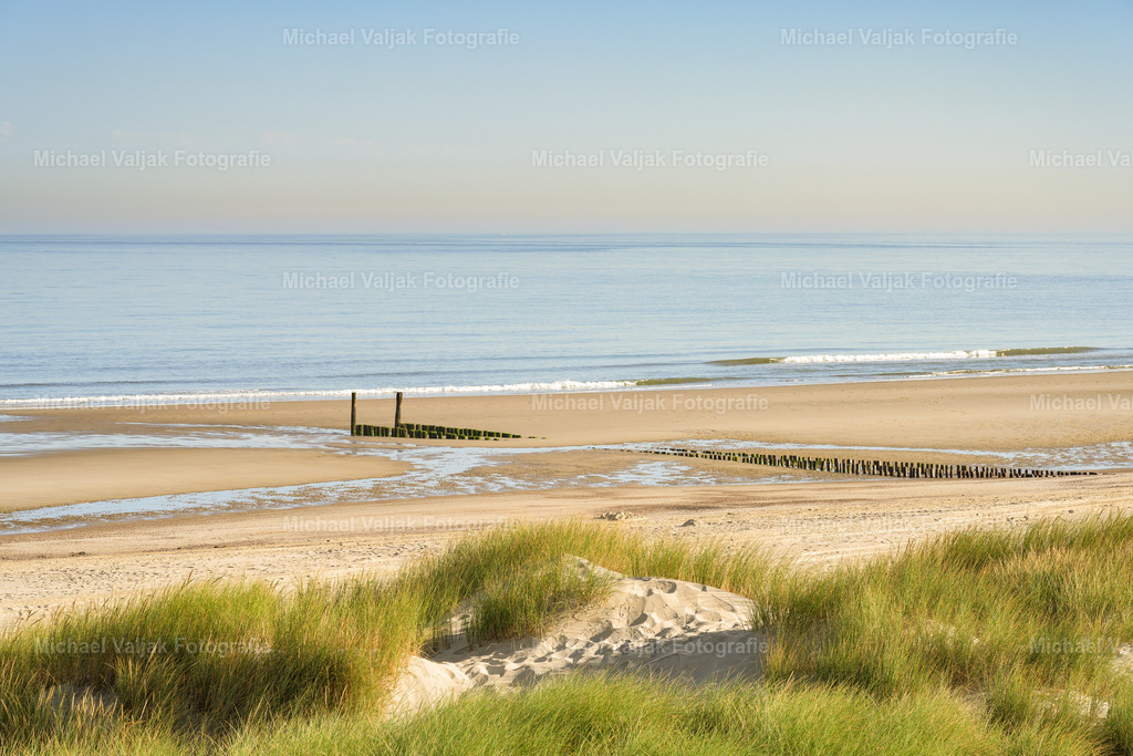 Strand bei Westkapelle in Zeeland, Niederlande | Der weitläufige Strand von Westkapelle erstreckt sich entlang der Küste von Zeeland und vermittelt mit seinem feinen Sand, der weiten Nordsee und dem offenen Horizont ein Gefühl von Ruhe und Freiheit.Die natürliche Weite des Strandes und die charakteristische Küstenlandschaft machen dieses Motiv zu einer zeitlosen Aufnahme der niederländischen Nordseeküste. Ein stimmungsvolles Landschaftsfoto für alle, die das Meer, den Strand und die besondere Atmosphäre Zeelands lieben. - Realisiert mit Pictrs.com