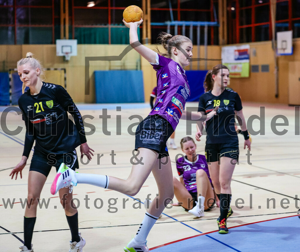 2023-12-17_037_SpVgg_Altenerding_II_gegen_HF_Scheyern | Erding, Deutschland, 17.12.2023:
Handball, Bezirksliga Frauen Altbayern 2023 / 2024, 9. Spieltag, SpVgg Altenerding II gegen HF Scheyern, Endergebnis: 22:26

Carina Heimbach (HF Scheyern, #21), Greta Felbinger (SpVgg Altenerding, #5)

Foto: Christian Riedel / fotografie-riedel.net