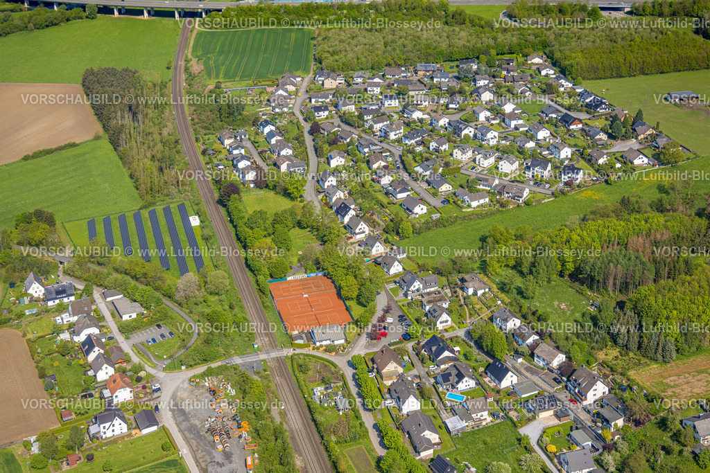Meschede230500658 | Luftbild, Wohnsiedlung Domänenstraße, Vogelsiedlung, Solarfeld, Tenisplätze TC Wennemen, Wennemen, Meschede, Sauerland, Nordrhein-Westfalen, Deutschland