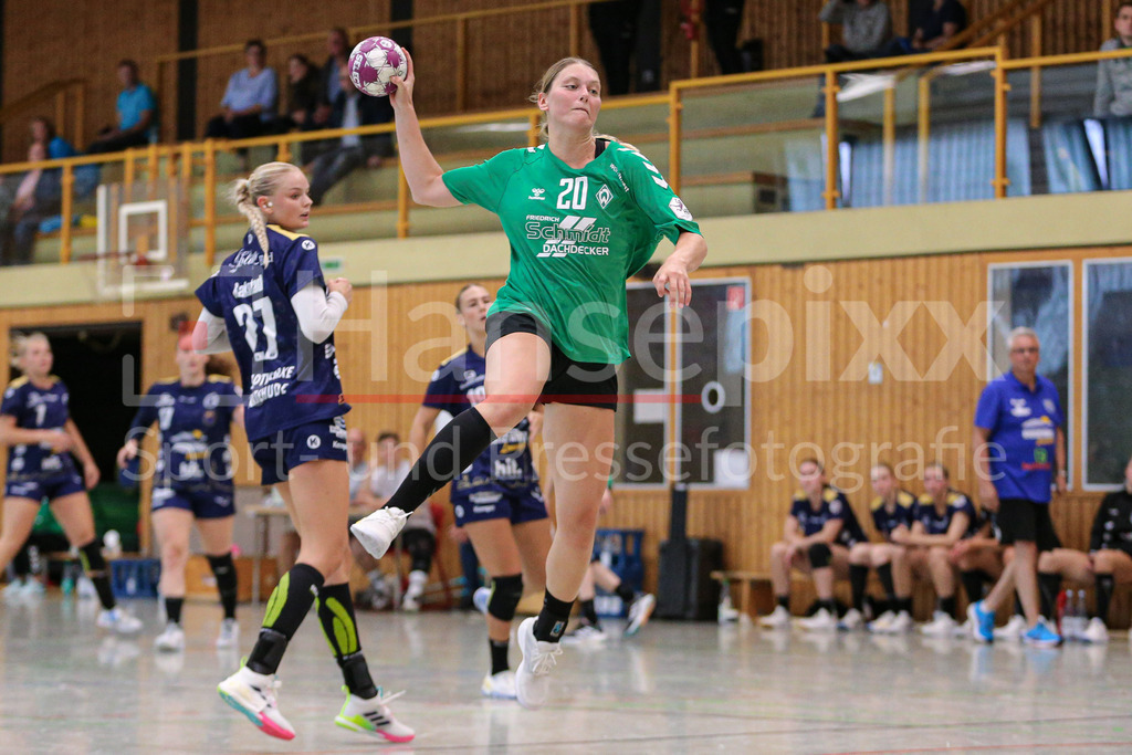 Handball, Testspiel Frauen, Buxtehuder SV - SV Werder Bremen | v.li.: Lena Thomas (SV Werder Bremen, 20) beim Wurf, am Ball, Spielszene, Aktion, Action