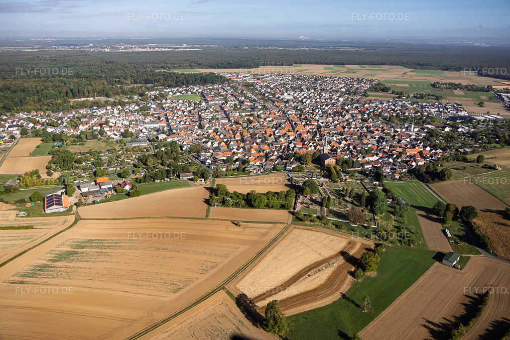 Luftbild: Ortsansicht von Süden in Schaafheim im Bundesland Hessen in Deutschland. – Foto: IMG_159293.jpg vom 22.09.2026 durch Werner Riehm/FLY-FOTO.de – Auflösung des Originals: 6000 x 4000 px