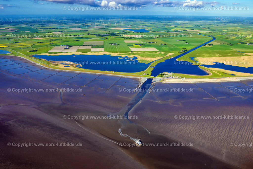Schlüttsiel_ELS_0696300523 | OCKHOLM 30.05.2023 Sperrwerk- Schleusenanlage und Fährhafen Schlüttsiel im Hauke-Haien-Koog in Nordfriesland im Bundesland Schleswig-Holstein, Deutschland. Aus dem kleinen Hafen fahren Fähren zu den Nordsee- Inseln und Halligen. // Barrier lock system and ferry port Schluettsiel in Hauke-Haien-Koog in North Friesland in the state Schleswig-Holstein, Germany. Foto: Martin Elsen
