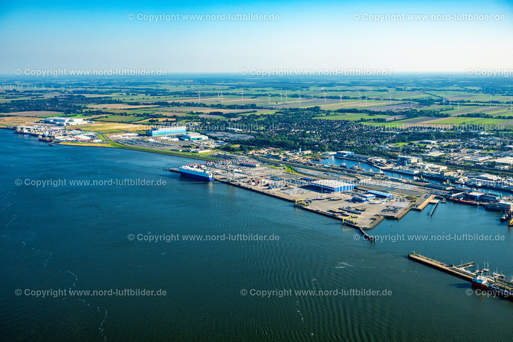 Cuxhaven_Hafen_ELS_8366280824 | CUXHAVEN 28.08.2024 Hafenanlagen entlang der Meeres- Küste der Nordsee in Cuxhaven im Bundesland Niedersachsen, Deutschland. // Port facilities on the seashore of the North Sea in Cuxhaven in the state Lower Saxony, Germany. Foto: Martin Elsen