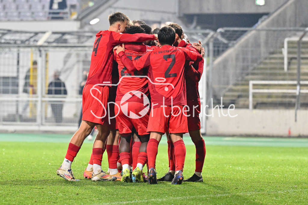 FC Bayern Amateure - SpVgg Greuther Fürth II | Jubel nach dem Treffer zum 3-0 druch Luca DENK (FC Bayern München II #6) / Freude / happy / Tor / torschuezte / Regionalliga Bayern: FC Bayern Muenchen II - SpVgg Greuther Fuerth II, Gruenwalder Stadion am am 29.10.2024