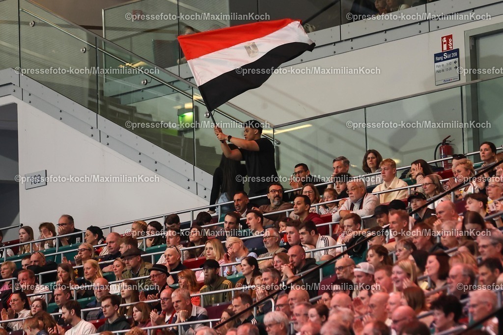 xKWIx22032601032 | 22.03.2026, Handball, Länderspiel Herren, Deutschland - Ägypten, ÖVB-Arena Bremen: Fan mit Aegypten Flagge unter Fans auf Tribüne xKamilxWilkowskixPressefotoKochx