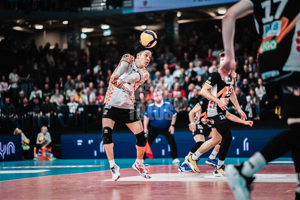 Volleyball | Herren | Saison 2023/2024 | Volleyball-Bundesliga | SVG Lüneburg vs. Berlin Recycling Volleys | 23.12.2023 | Satoshi Tsuiki (#2, Berlin Recycling Volleys) nimmt den Ball an