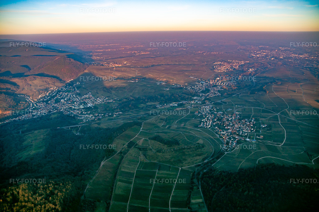 Luftbild: Kastanienbusch Im Winter am Abend von Südwesten in Birkweiler im Bundesland Rheinland-Pfalz in Deutschland. Foto: IMG_139644.jpg vom 10.01.2024 durch Werner Riehm/FLY-FOTO.de